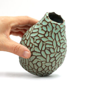 CAVA vase no. 1217 i mørk stentøj og AQUA glasur